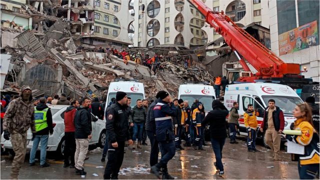 زلزال تركيا: زلزال هائل يقتل الآلاف في تركيا وسوريا والناس نيام - BBC News  عربي