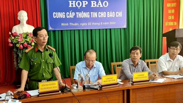 Thượng tá Hà Công Sơn - Phó Trưởng Công an TP. Phan Rang - Tháp Chàm tại cuộc họp báo.