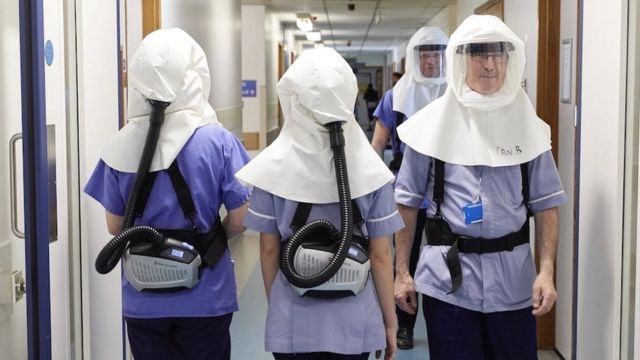 Personal médico con máscaras especiales en el Hospital Universitario de Southampton, Reino Unido.