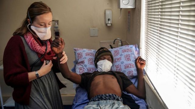 La doctora Pauline Howell examina a una paciente del programa Nix-TB en el hospital de Enfermedades Tropicales Sizwe , en Johannesburgo, Sudáfrica