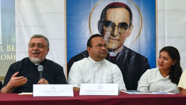 Padre Rafael Urrutia (à esquerda) em coletiva de imprensa em San Salvador, em julho de 2018, em que falou do milagre atribuído a Romero