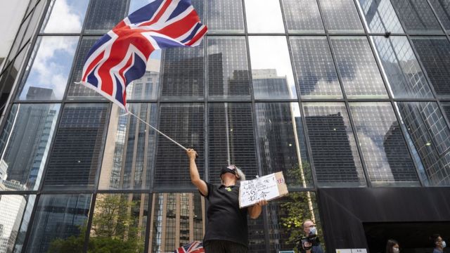 有示威者在法院外举起英国旗。