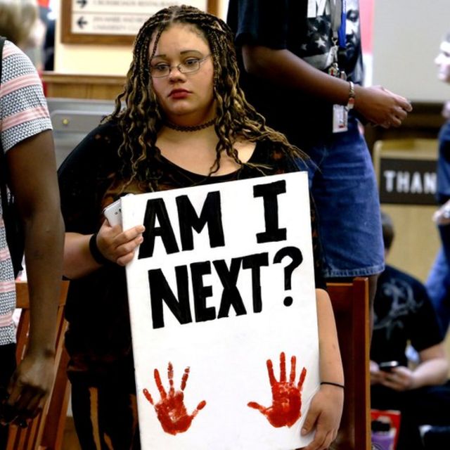 Mujer afroamericana en Oklahoma con un cartel que lee: "¿Seré la próxima?"