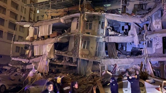Equipes de resgate em prédio que desabou durante terremoto