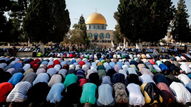 Palestinian Muslims pray after re-entering the site, 27 July 2017