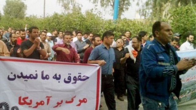 معترضان از اصناف مخلتف در ایران وضعیت جاری را بی ارتباط با تحریم ها ایالات متحده عنوان می کنند و میگویند دولت در زیر سایه تحریم از قبول مسئولیت های خود شانه خالی می کند
