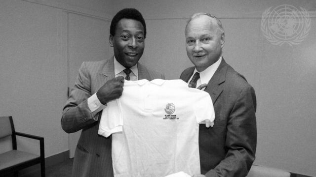 O secretário geral da Rio-92, Maurice Strong, convida Pelé a participar da conferência, em 1991