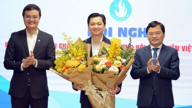 Ông Nguyễn Minh Triết (giữa) nhận nhiệm vụ mới