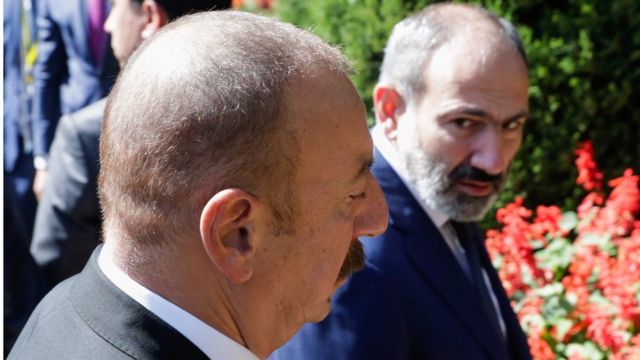 Президента Алиев и премьер-министра Пашинян разговаривают на саммите СНГ в Душанбе