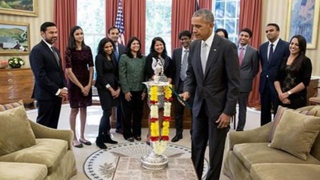 दीवाली मनाते हुए ओबामा