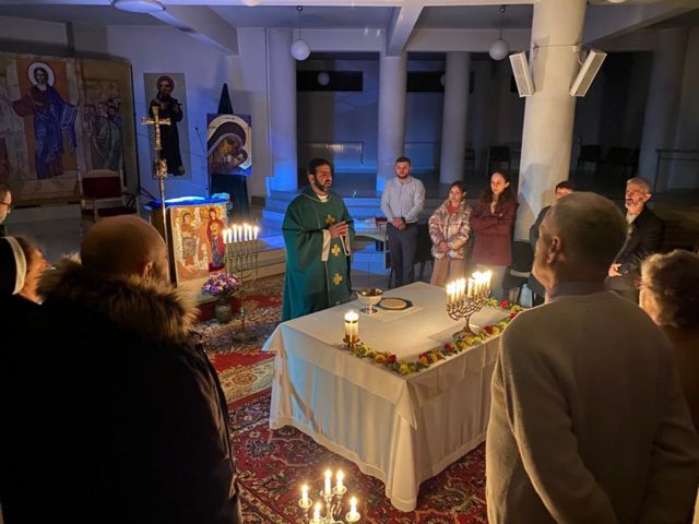 Lucas rezando missa à luz de velas