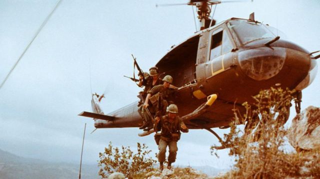 Американські піхотинці під час розвідувальної місії у В'єтнамі