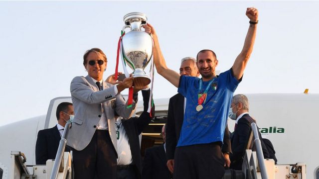 Роберто Манчини и Джорджо Кьеллини с кубком чемпионата Европы в аэропорту по прилете домой