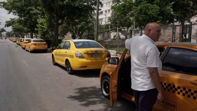 Tài xế taxi Daniel Martinez chờ xe chở xăng tới tại thủ đô Havana, Cuba vào ngày 05/04/2023