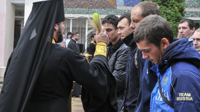 In the city of Bataysk, located in the Rostov region, a Russian Orthodox priest blesses those who receive the mobilization order with a mass ritual.﻿