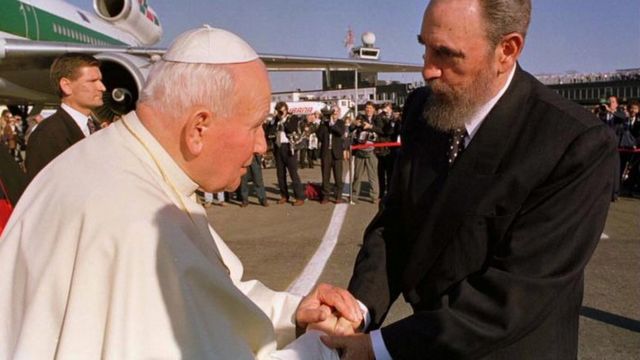 Pope John Paul II shakes hands with Fidel Castro