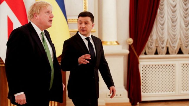 Boris Johnson caminhando ao lado de Volodymyr Zelensky em Kiev em 1º de fevereiro de 2022