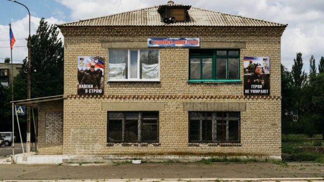 На здании городского совета Иловайска портреты боевиков Гиви и Моторолы