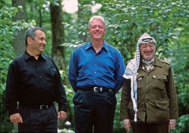 Ehud Barak, Bill Clinton y Yaser Arafat.