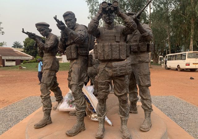 Une statue de soldats