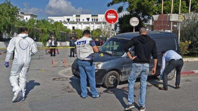 Des agents de la police judiciaire tunisienne sur le lieu de l'attaque, près du parlement, dans la capitale.