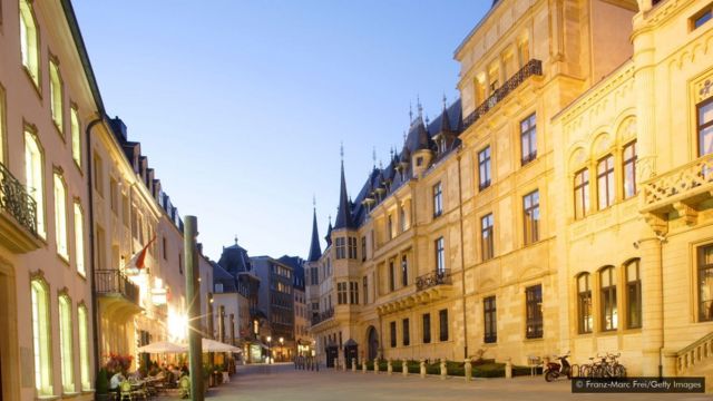 Luxembourg là một quốc gia nhỏ bé nhưng lại rất đẹp và độc đáo. Nét kiến trúc cổ kính kết hợp với phong cảnh thiên nhiên hùng vĩ tạo nên một bức tranh tuyệt đẹp. Hình ảnh này đưa chúng ta đến thủ đô Luxembourg, nơi chúng ta sẽ thấy nét tinh tế và cổ điển của phong cách kiến trúc châu Âu.