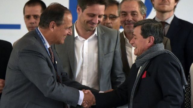 Juan Camilo Restrepo (izq), líder negociador del gobierno de Colombia, y Pablo Beltrán, del ELN, durante el inicio de las negociaciones en Quito.