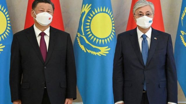 شی جین‌پینگ و قاسم جومارت توقایف رئیس‌جمهور قزاقستان