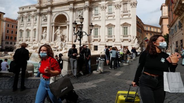Roma'da maske takanlar