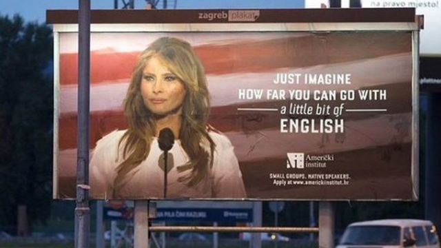 بر روی این بیلبورد تبلیغاتی نوشته شده: "تصور کنید با (دانستن) کمی زبان انگلیسی چقدر ممکن است پیشرفت کنید"