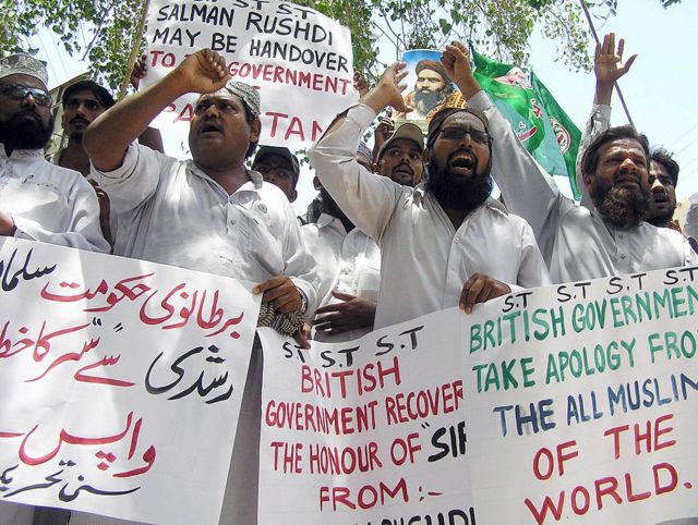 पाकिस्तान में सलमान रुश्दी के ख़िलाफ़ प्रदर्शन