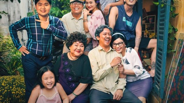Phim Bố già đang phá kỷ lục doanh thu tại Việt Nam, theo truyền thông và nhà sản xuất