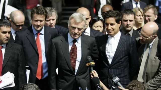 ماكس موسلي خارج المحكمة عام 2008