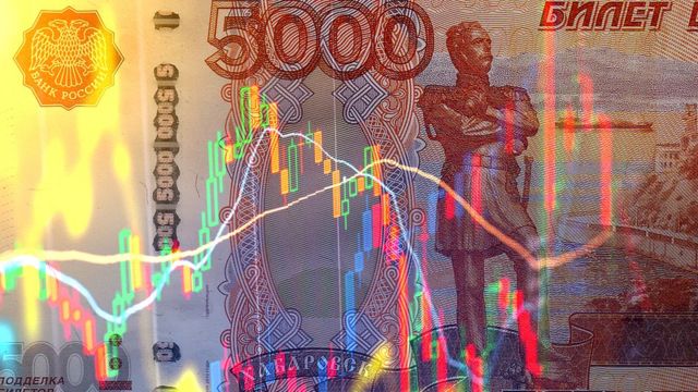 Wykresy wymiany na tle banknotu 5 tysięcy rubli