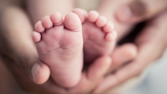 Imagem de arquivo de pés de um bebê