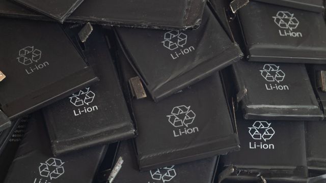 Baterias com sinal de reciclagem e inscrições 'Li-ion'