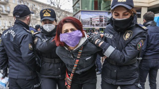 Женщины полицейские задерживают участницу акции за права женщин