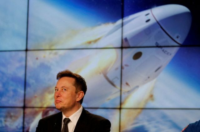 El fundador e ingeniero jefe de SpaceX, Elon Musk, reacciona durante una conferencia de prensa posterior a una prueba en el Centro Espacial Kennedy en Cabo Cañaveral, Florida, EE. UU., el 19 de enero de 2020.