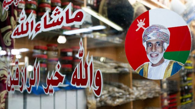 تصویر سلطان قابوس بر روی شیشه یک مغازه در مسقط