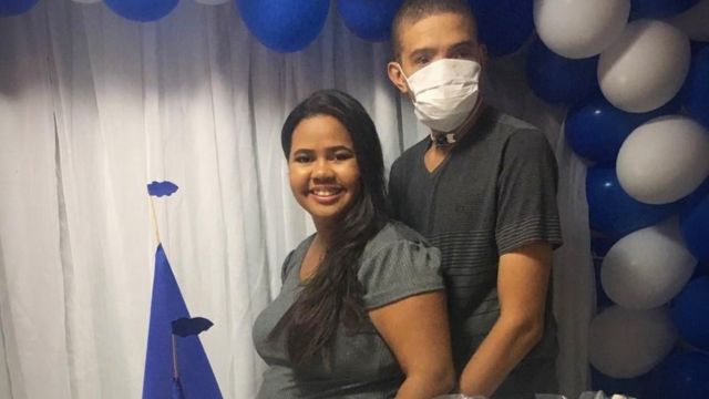 Samuel e a esposa, Karla, posam abraçados e ela está grávida