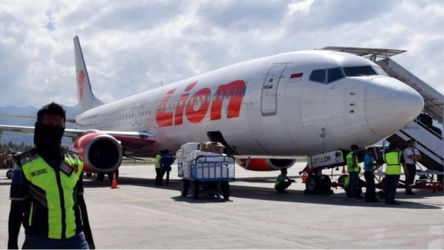 Một chiếc máy bay của hãng Lion Air đang chuẩn bị cất cánh tại sân bay Palu