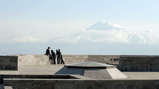 Hava açık olduğunda Ağrı Dağı, Erivan'dan bütün ihtişamıyla görülüyor.