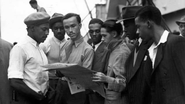 Uma foto de arquivo de imigrantes jamaicanos recém-chegados a bordo do Empire Windrush em Tilbury