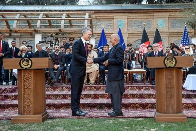 เยนส์ สโตลเตนแบร์ก เลขาฯ นาโต จับมือกับ อัชราฟ กานี ประธานาธิบดีอัฟกานิสถาน
