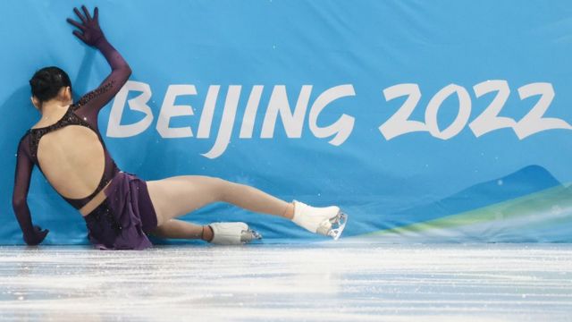 Zhu Yi té ngã trong màn ra mắt của mình tại Thế vận hội Olympic mùa đông 2022 hôm 6 tháng 2 năm 2022