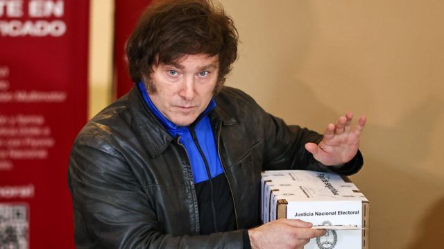 Javier Milei vota em Buenos Aires