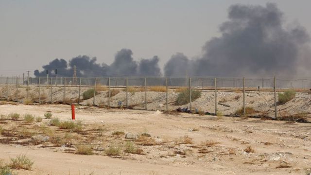 Incendio en las instalaciones de la petrolera saudita Aramco en 2019.