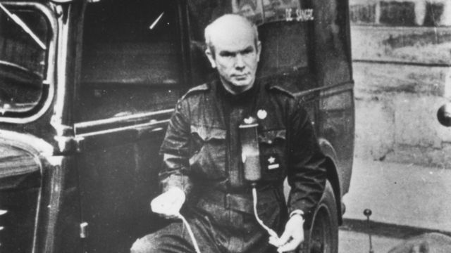 Norman Bethune, junto a la ambulancia en la que se dirigía a Málaga para atender a los heridos en el frente.