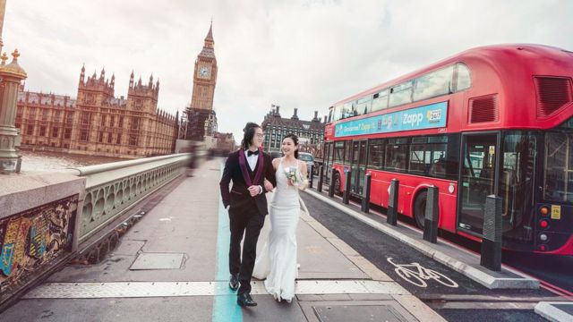 克里斯和海蒂在伦敦大本钟附近拍摄婚纱照