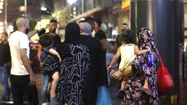 فلسطینیان در حال ترک اردوگاه
